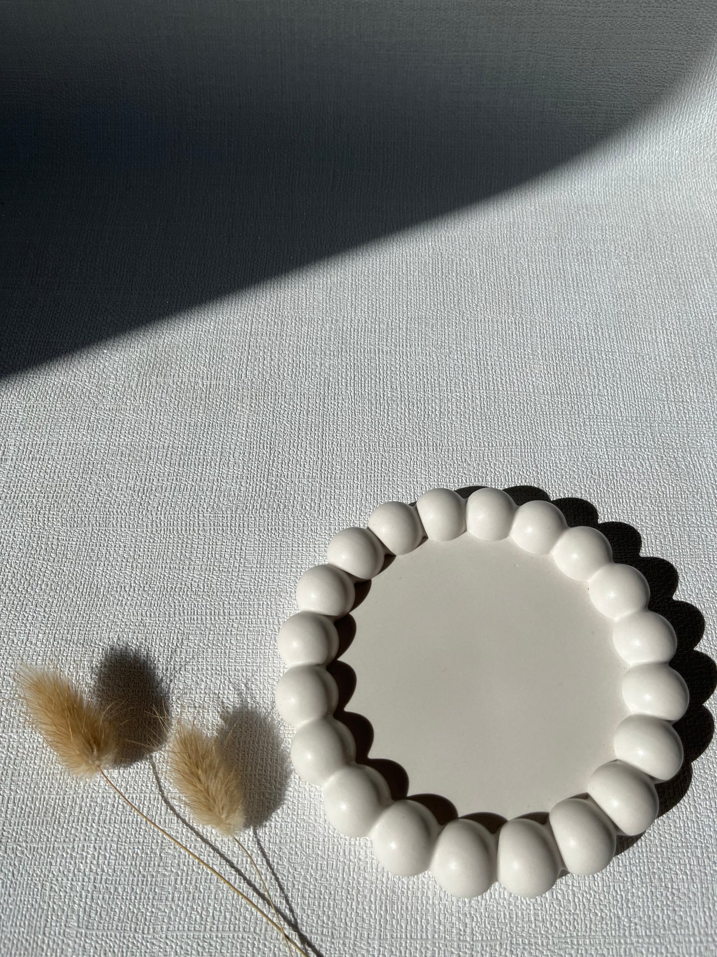 Cercle de Pluieđ§Plateau dĂ©coratif perlĂ© en Jesmonite brillante