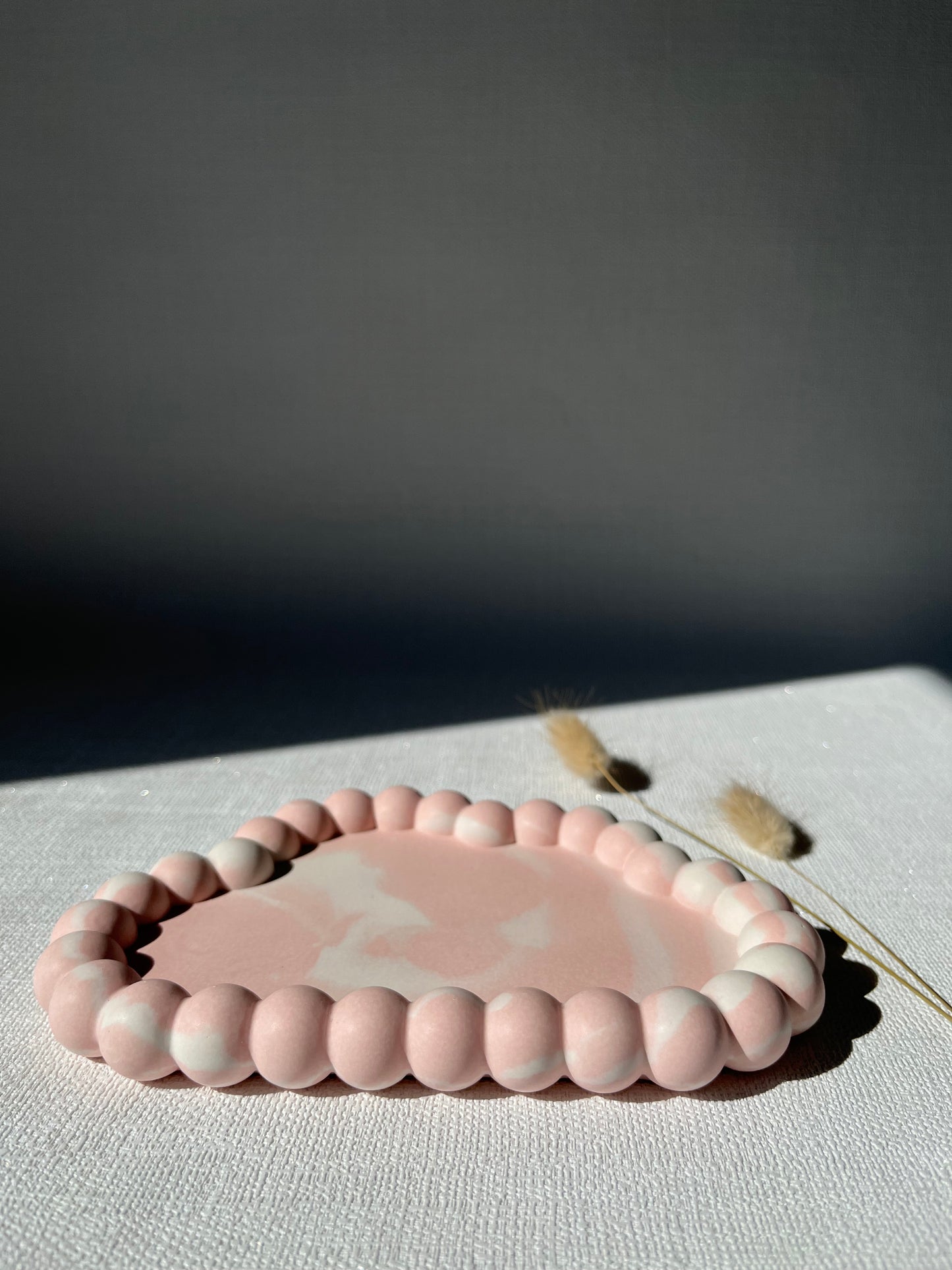 Creamy 🌥️ Plateau nuage décoratif en Jesmonite artisanale