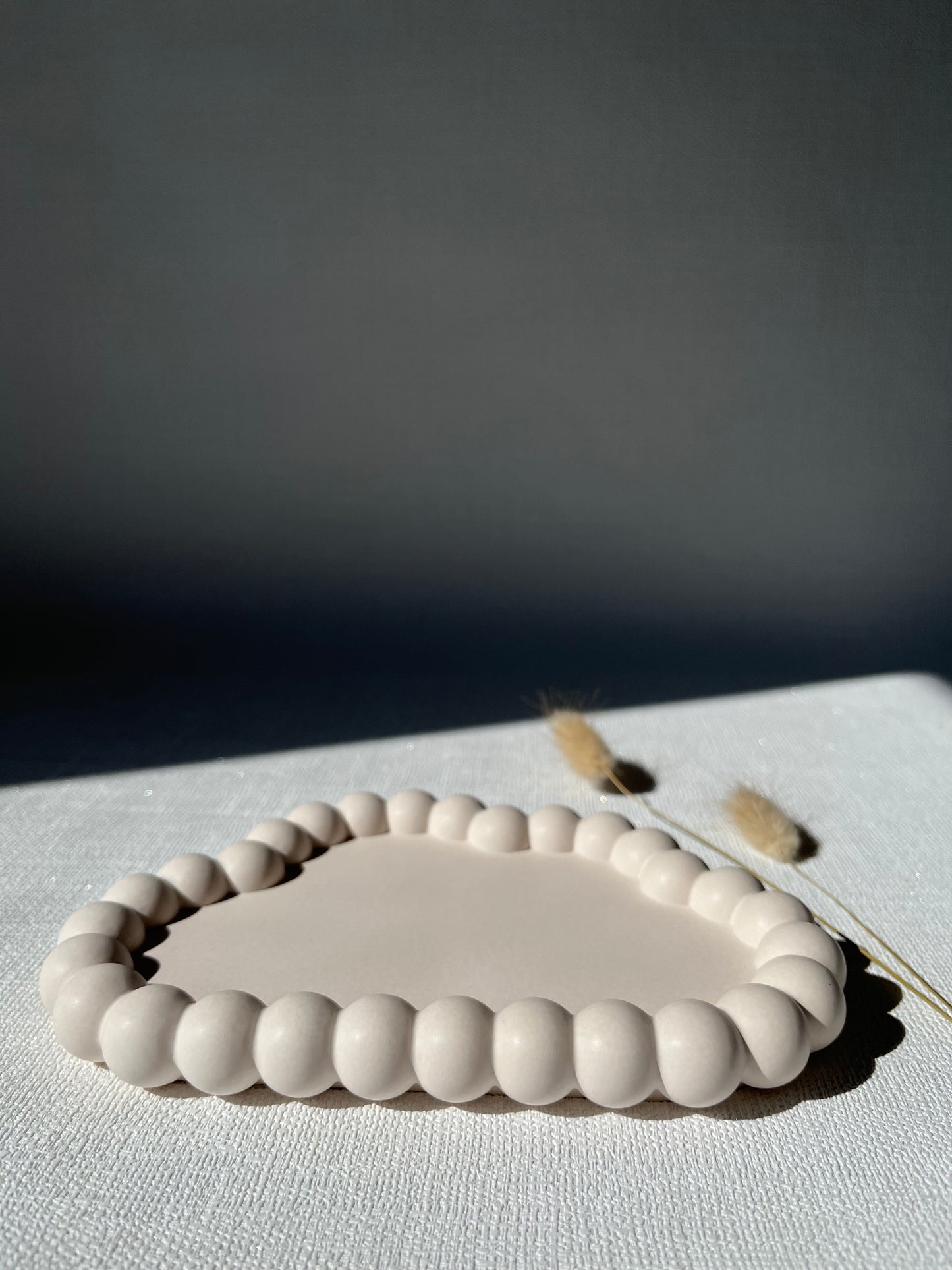 Creamy 🌥️ Plateau nuage décoratif en Jesmonite artisanale