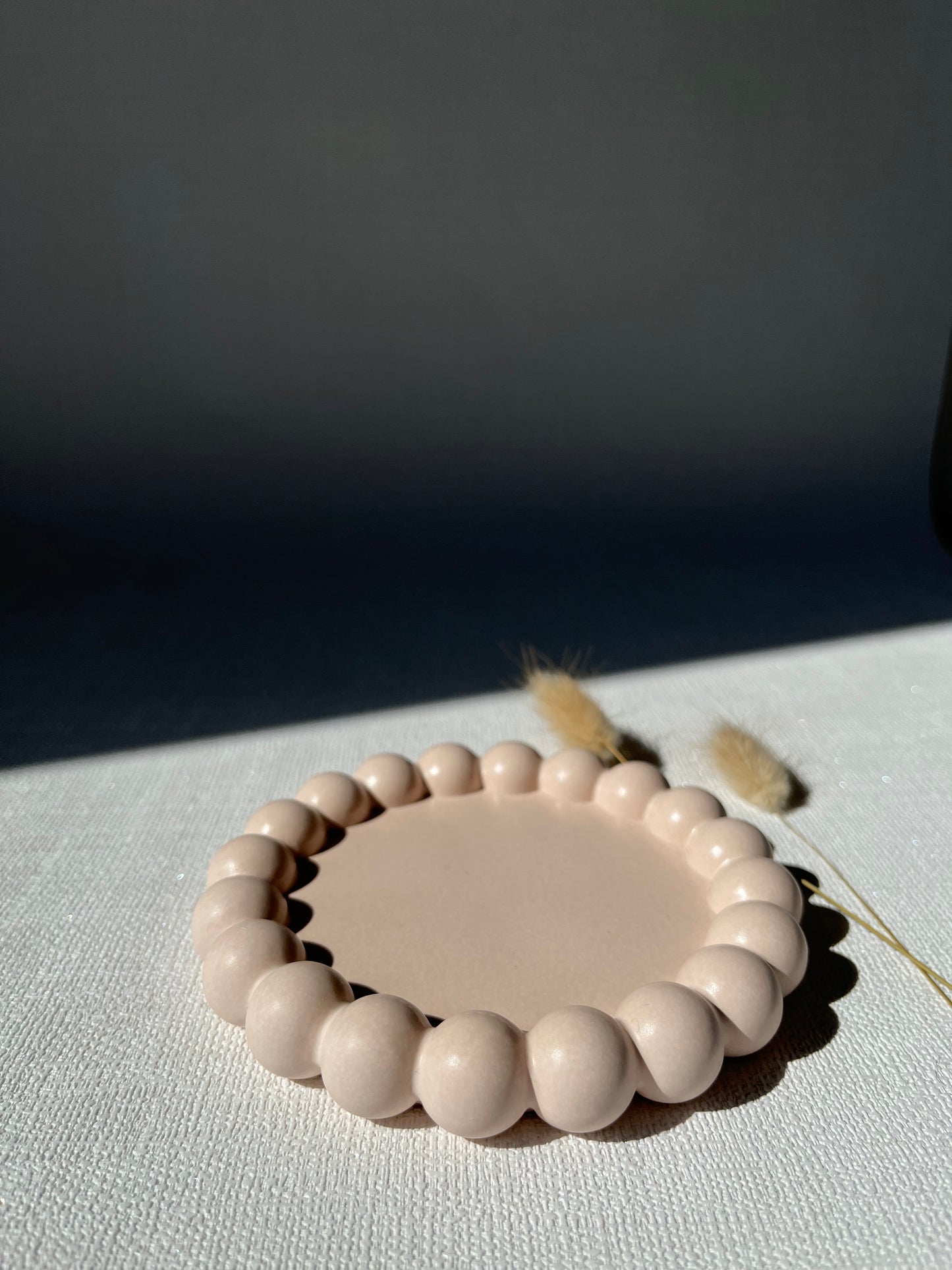 Cercle de Pluieđ§Plateau dĂ©coratif perlĂ© en Jesmonite brillante
