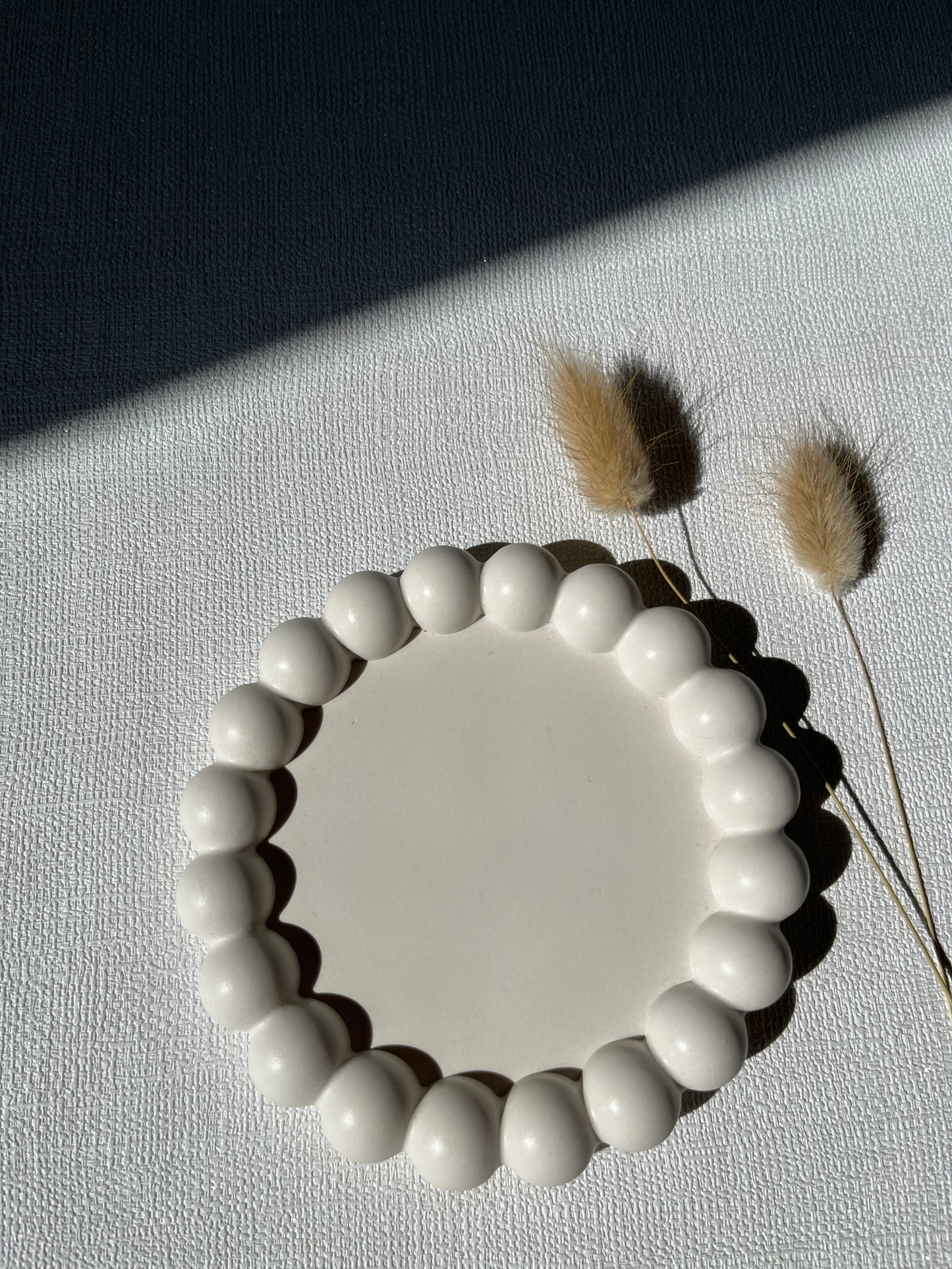 Cercle de Pluieđ§Plateau dĂ©coratif perlĂ© en Jesmonite brillante