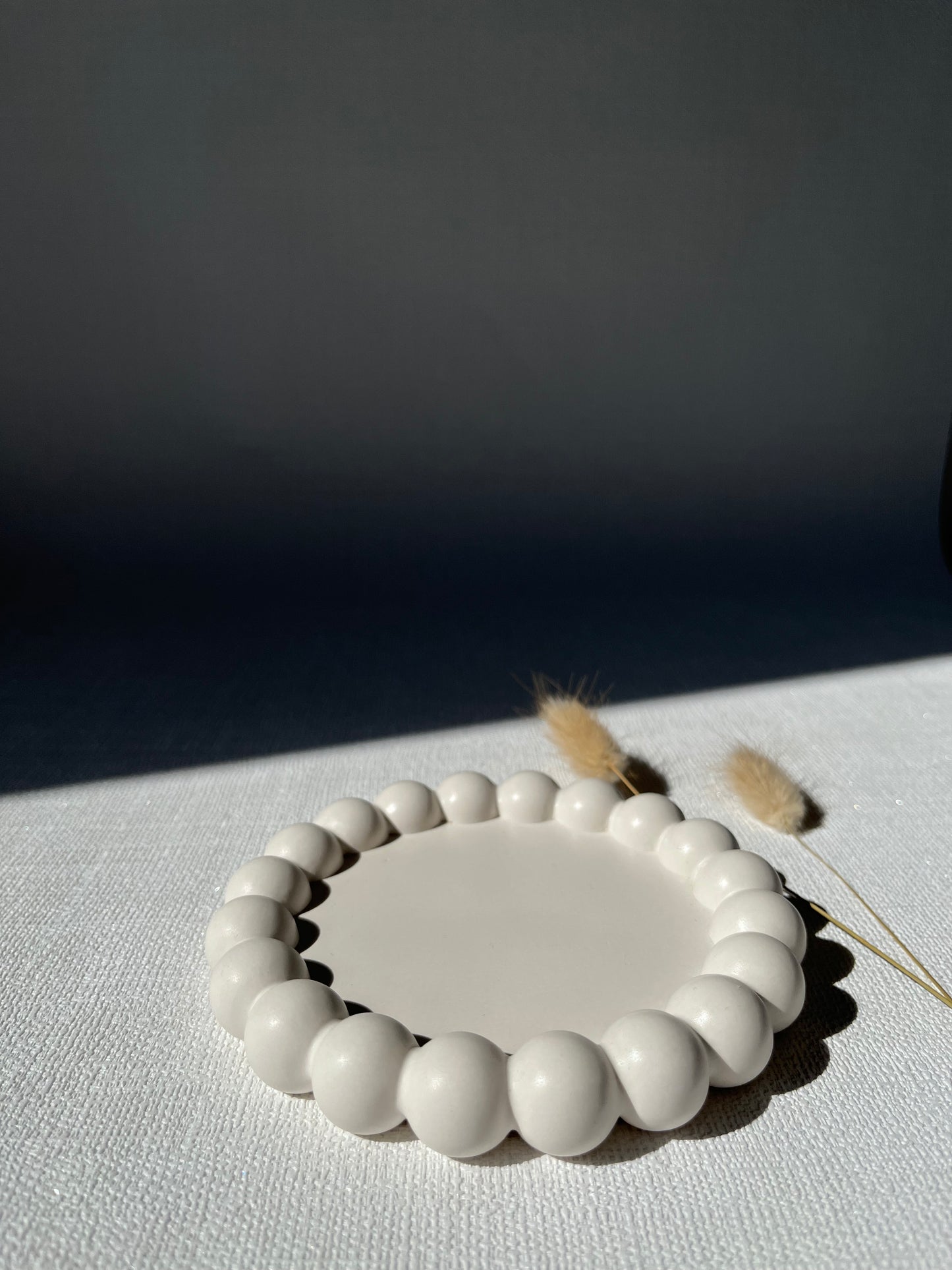 Cercle de Pluieđ§Plateau dĂ©coratif perlĂ© en Jesmonite brillante