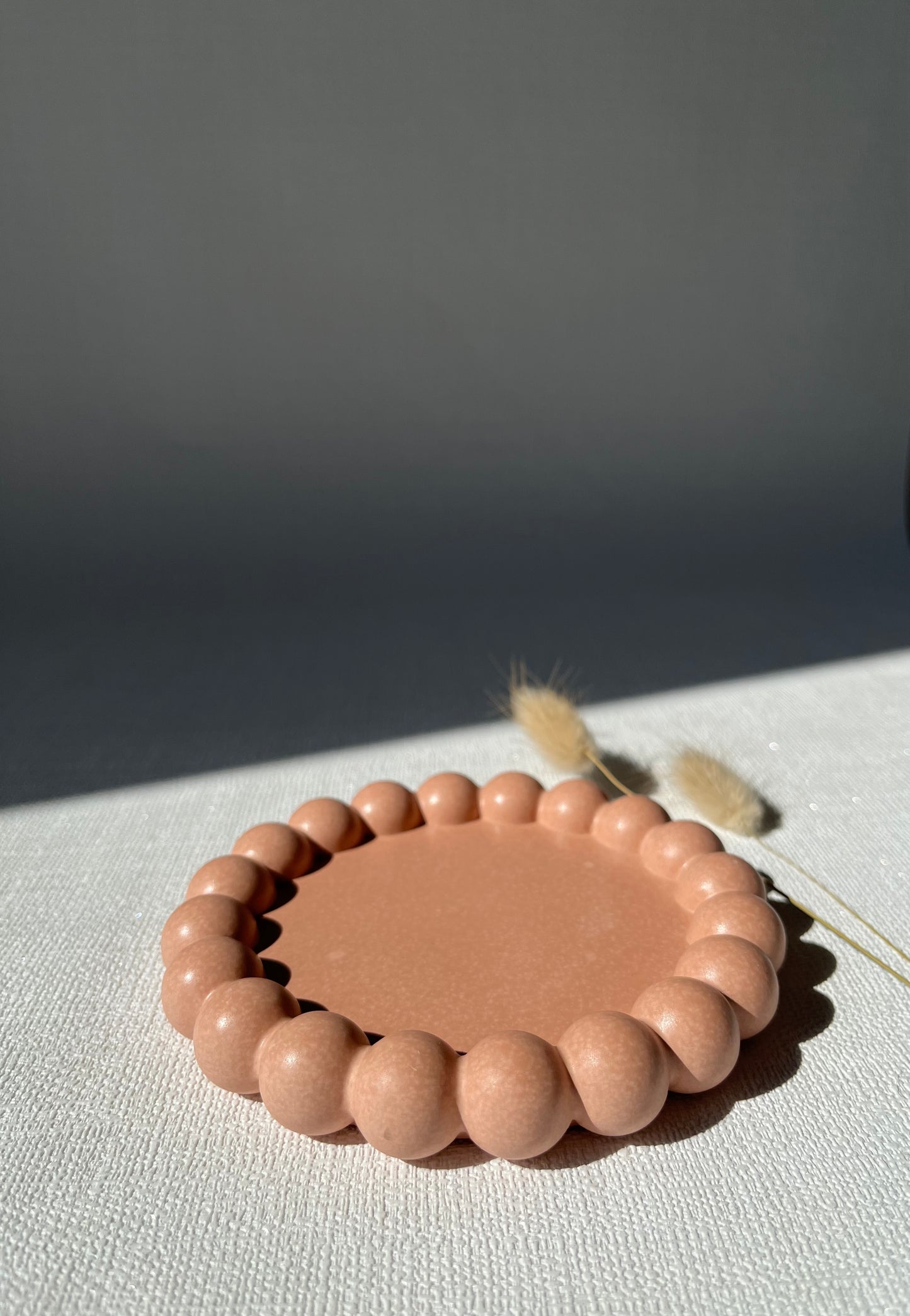 Cercle de Pluieđ§Plateau dĂ©coratif perlĂ© en Jesmonite brillante