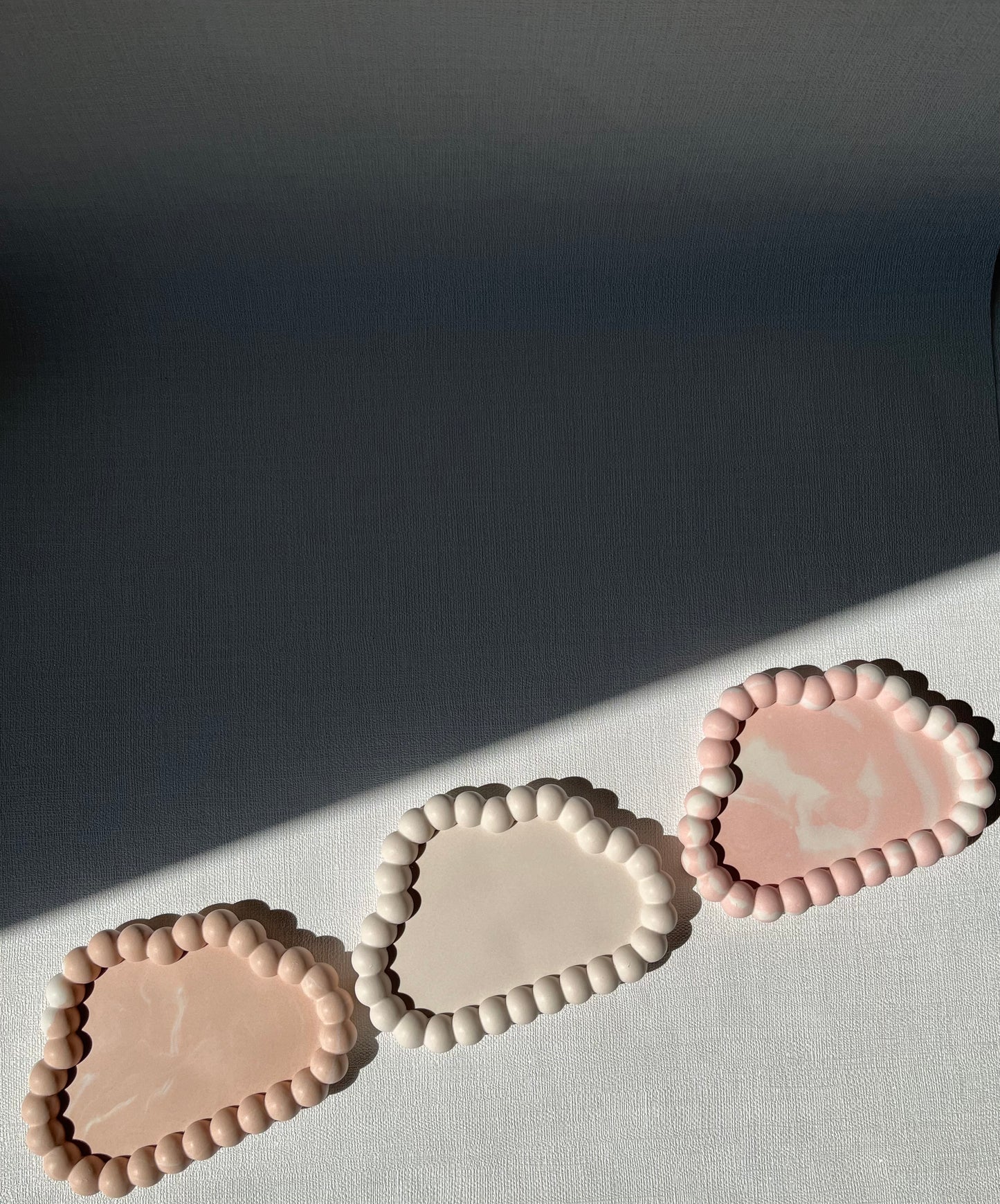 Creamy 🌥️ Plateau nuage décoratif en Jesmonite artisanale
