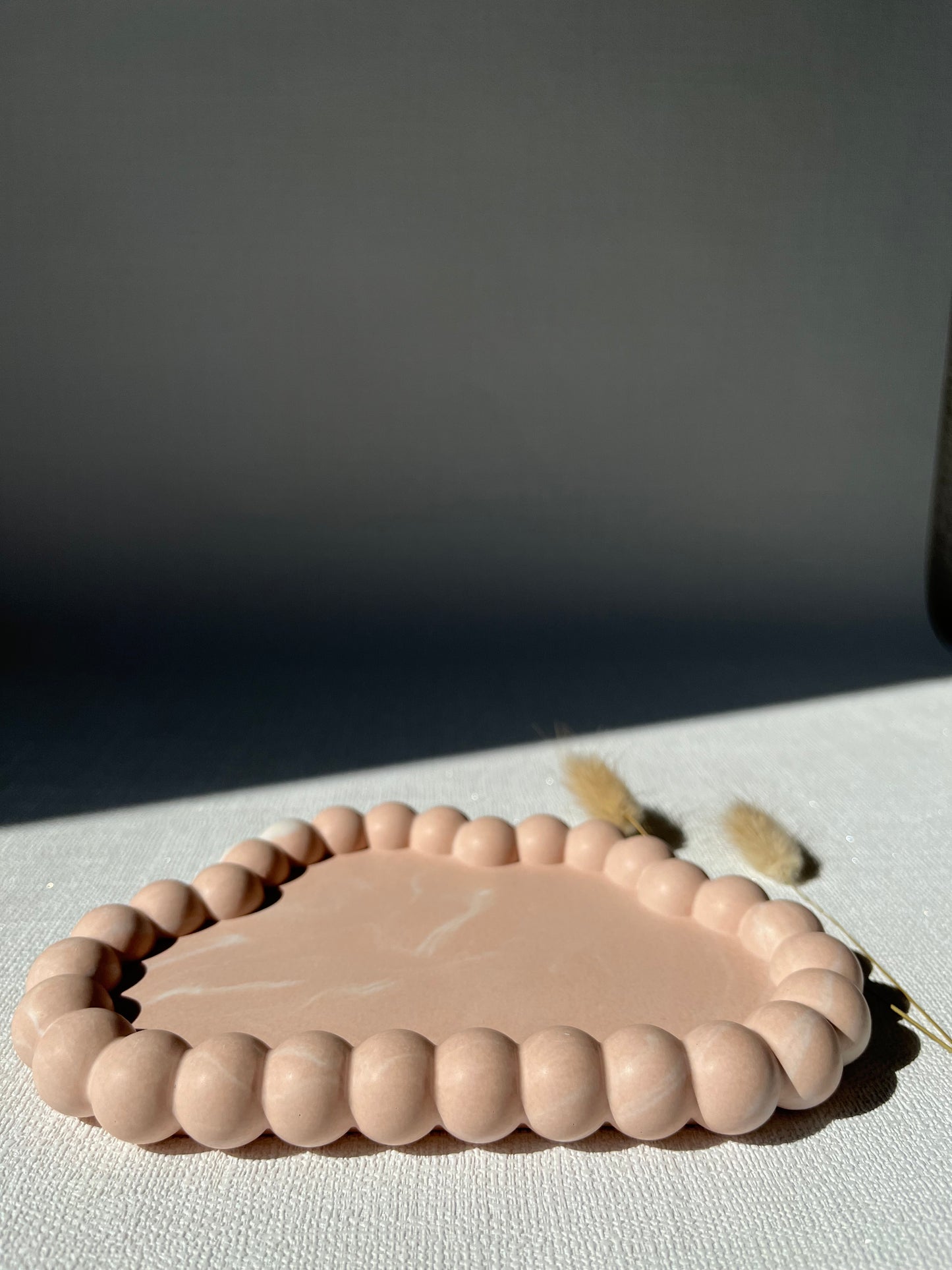 Creamy 🌥️ Plateau nuage décoratif en Jesmonite artisanale